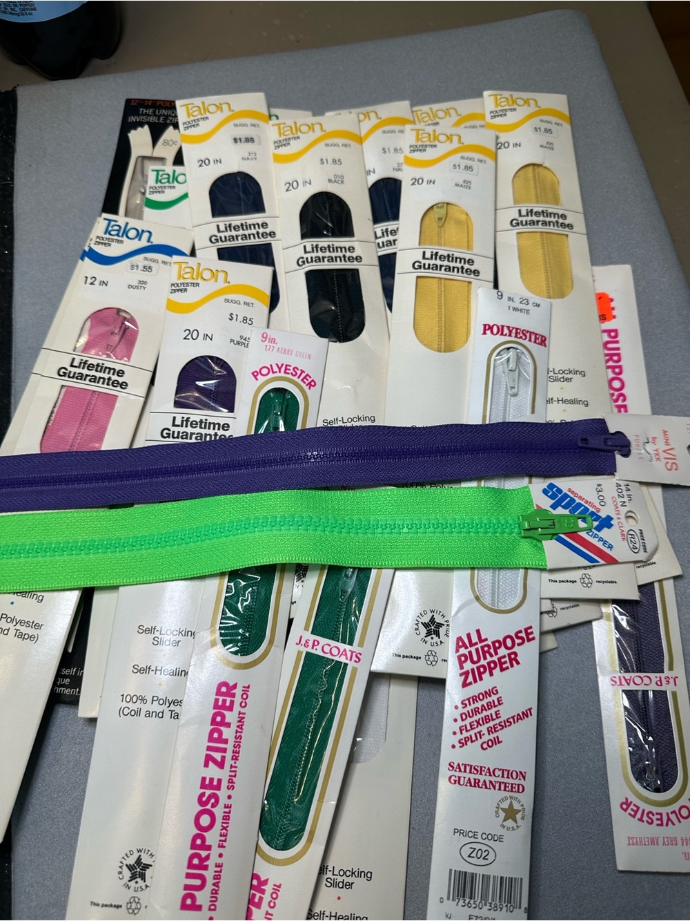 Zippers lot- 29 metal 4”-36”, 2moldes plastic, 20 nylon coil 7”-22”